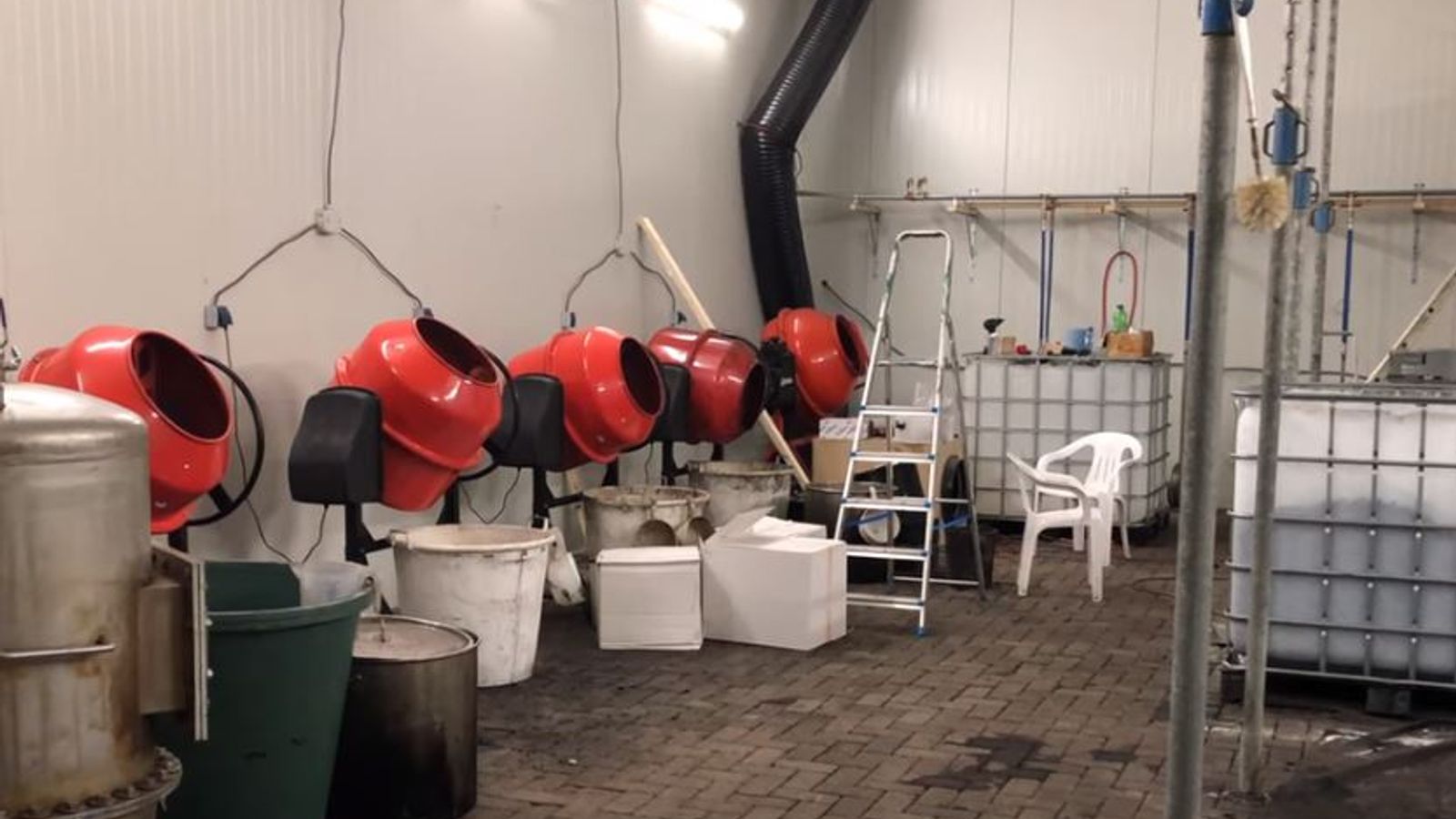 Das Labor sei das größte jemals in Holland gefundene Kokainlabor.