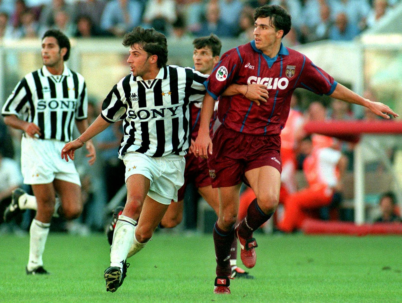 <strong>Michael Hatz:</strong>&nbsp;Der Ur-Rapidler, hier im Duell mit Juve-Superstar Alessandro Del Piero, kickte in der Saison 1996/97 für Reggiana in der Serie A. Nach zwei Jahren Italien kehrte der Verteidiger zurück nach Hütteldorf.&nbsp;