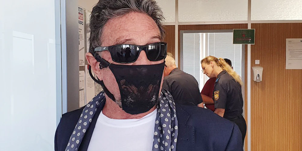 John McAfee trug einen Tanga als Maske