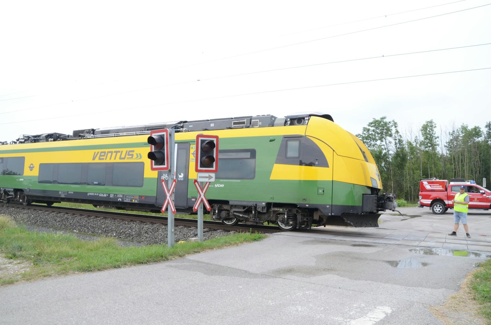 Bei der Kollision eines Zugs der Raaberbahn mit einem Pkw wurden zwei Menschen getötet (11. August 2020)