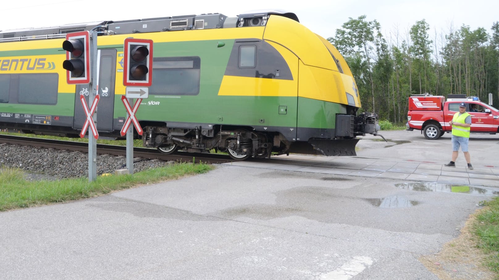 Bei der Kollision eines Zugs der Raaberbahn mit einem Pkw wurden zwei Menschen getötet (11. August 2020)