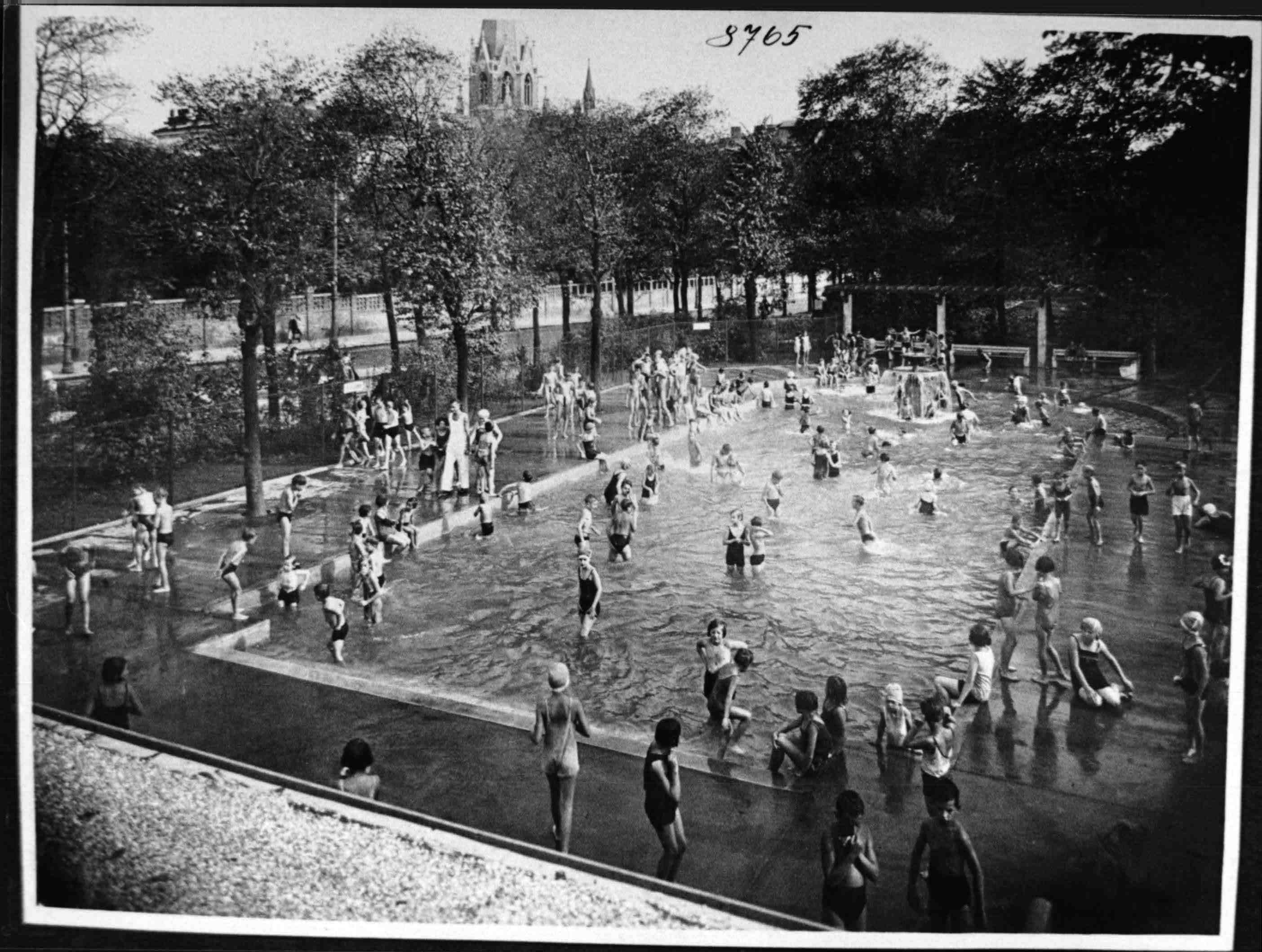 An gleicher Stelle befand sich bis in die 1960er Jahre bereits das Kinderfreibad am Neubaugürtel.