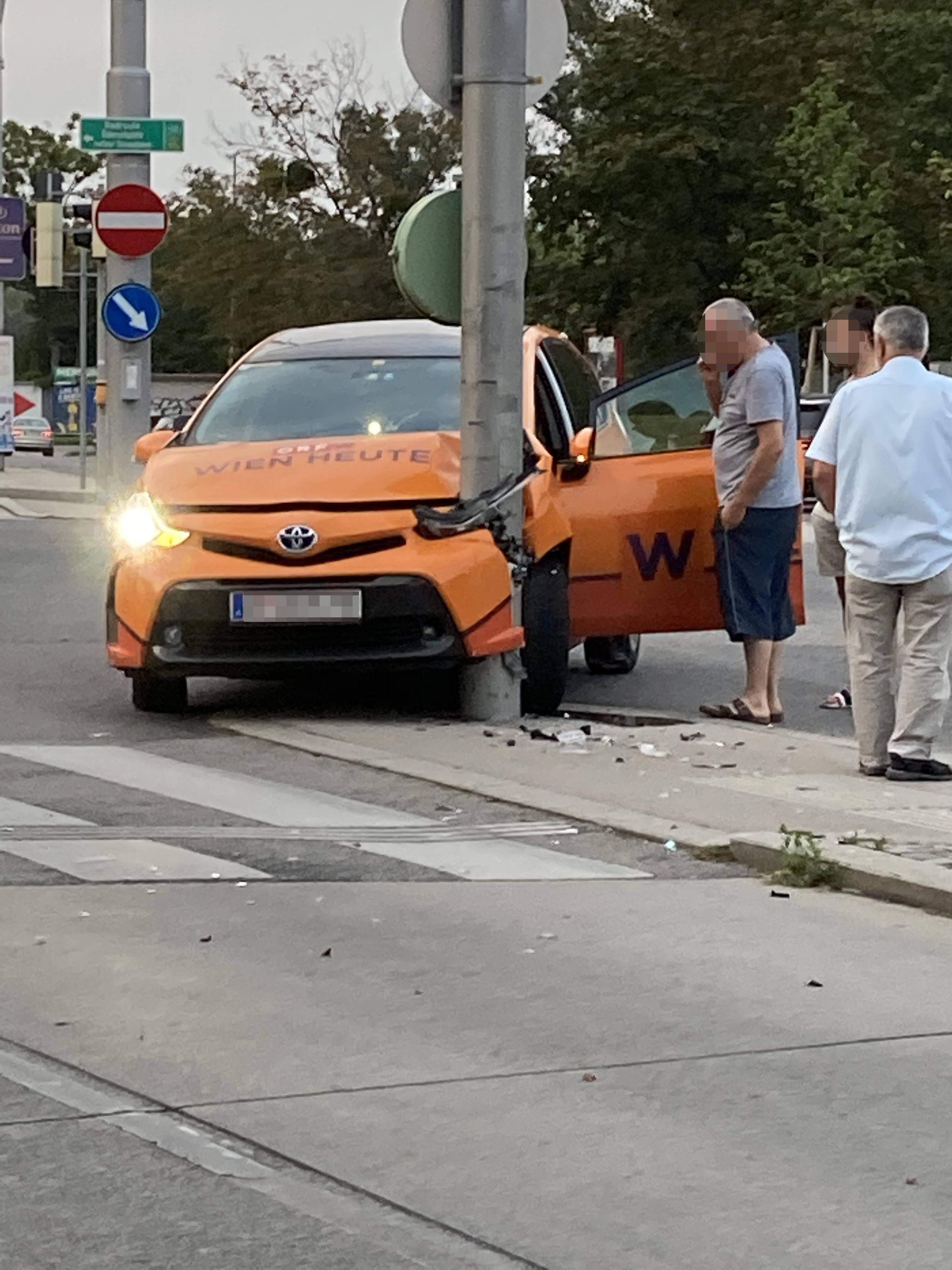 Ein Taxi krachte in den Laternenpfahl.