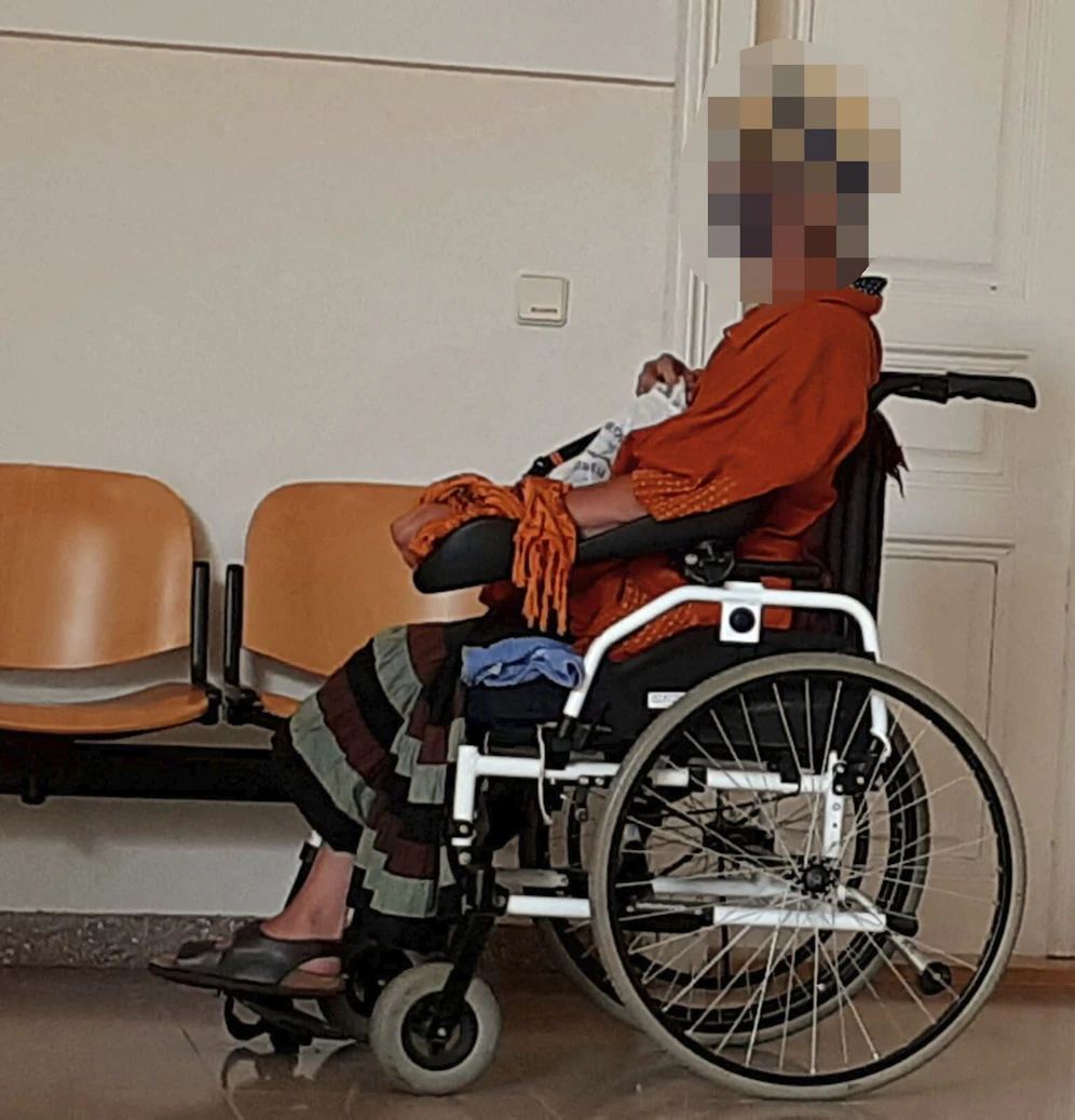 Angeklagte Dame vor Gericht