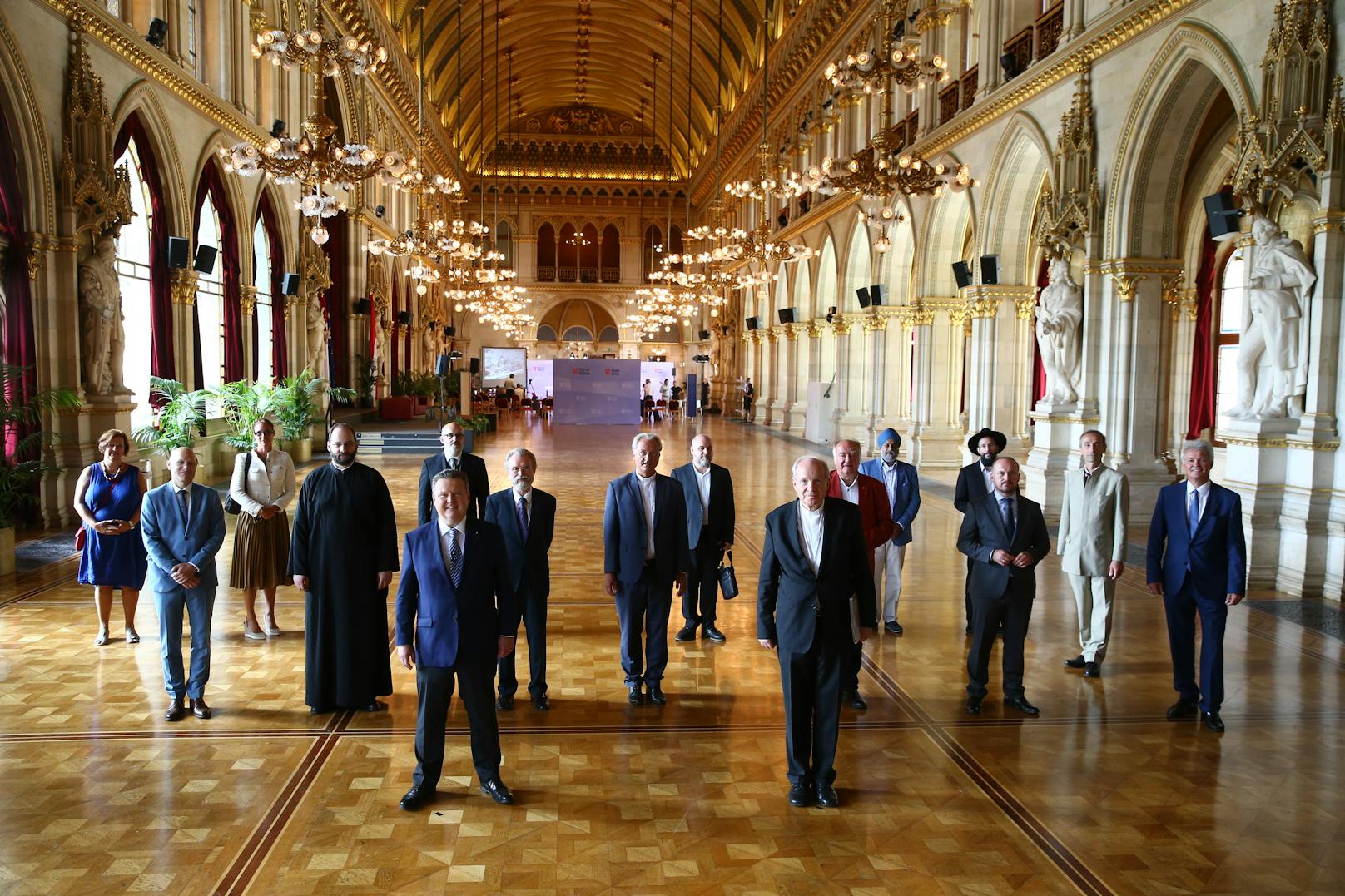 Vertreter der acht Kirchen und Glaubensgemeinschaften präsentierten am Dienstag im Wiener Rathaus das Siegerkonzept für den "Campus der Religionen"