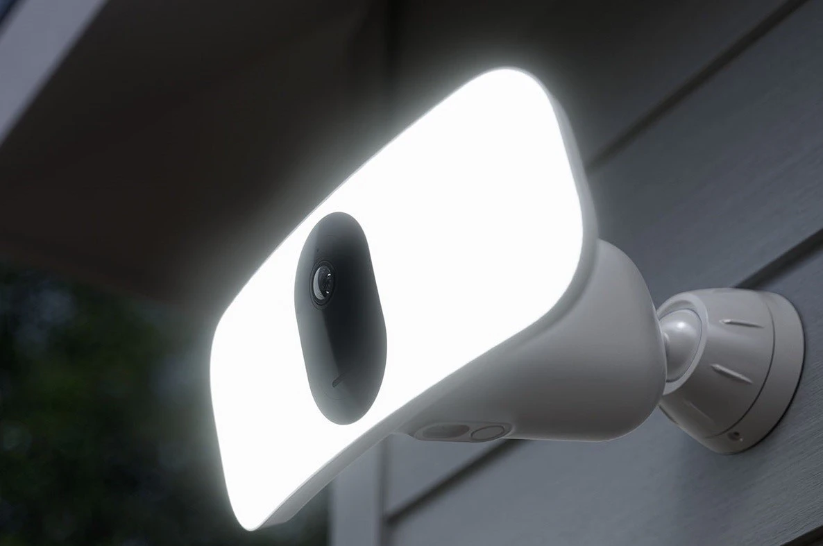 Arlo bringt weltweit erste kabellose Flutlicht-Kamera auf den Markt.