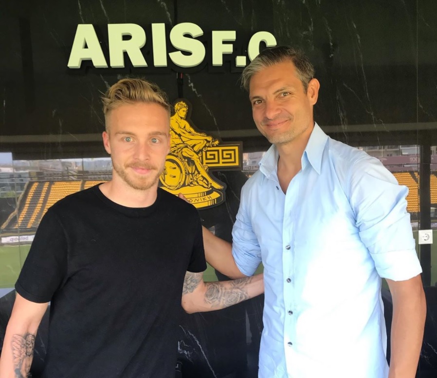 James Jeggo lässt sich schon mit Angelos Charisteas ablichten. 