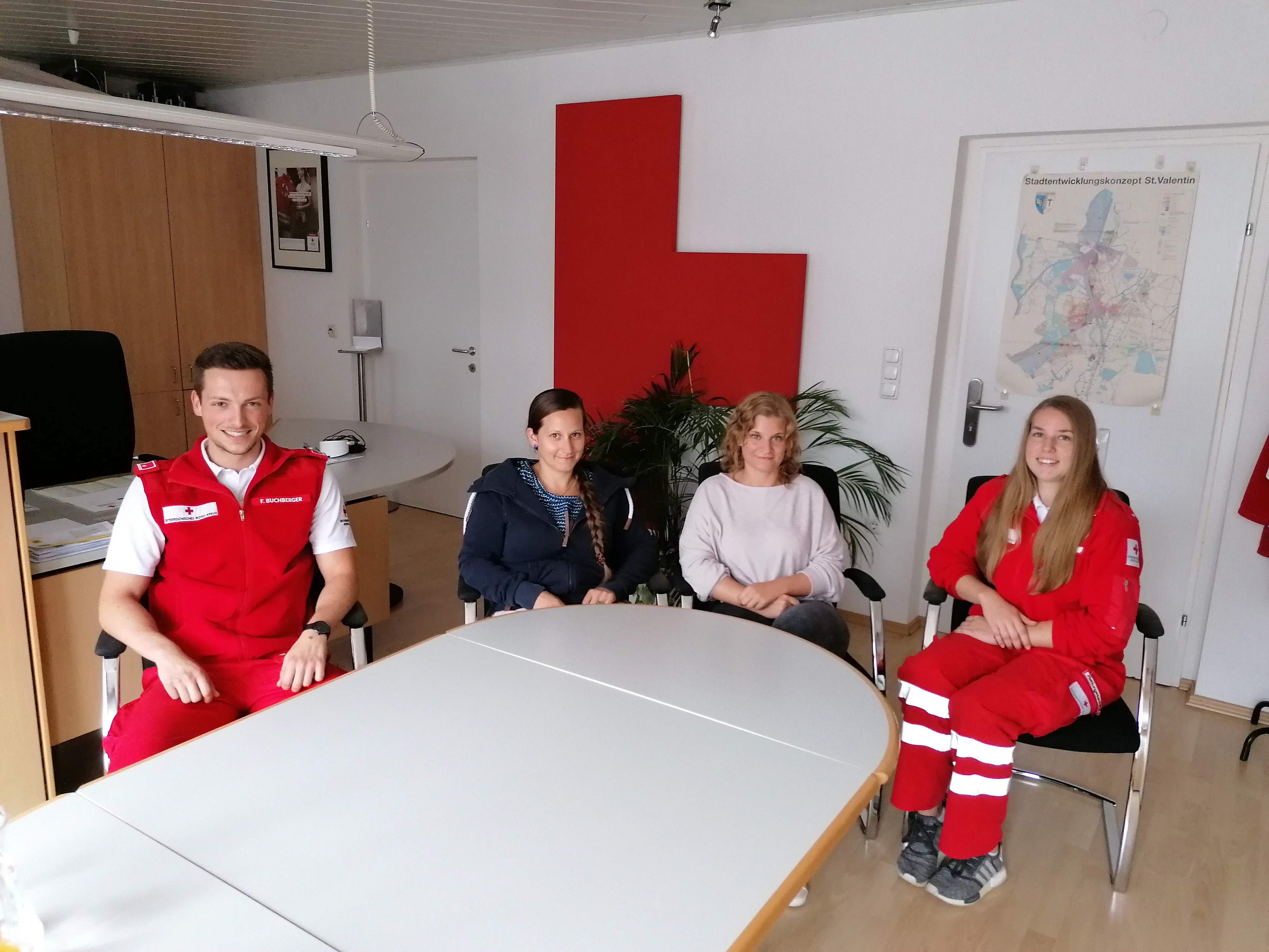 Ein besonderer Moment: Fabian, Tanja, Nadine und Juliane (v. l.) ließen gemeinsam die letzten 459 Tage Revue passieren. 