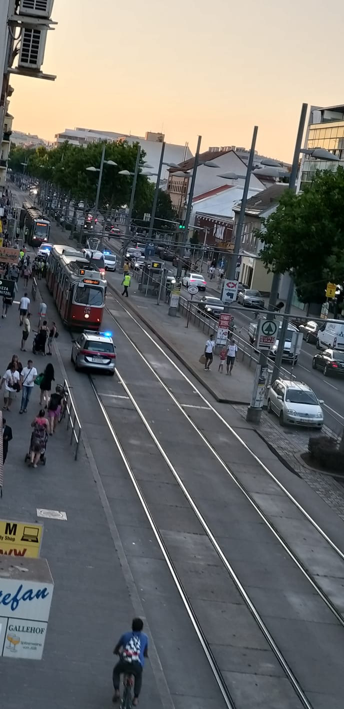 Trotz Vollbremsung wurde das Kleinkind von der Straßenbahn erfasst