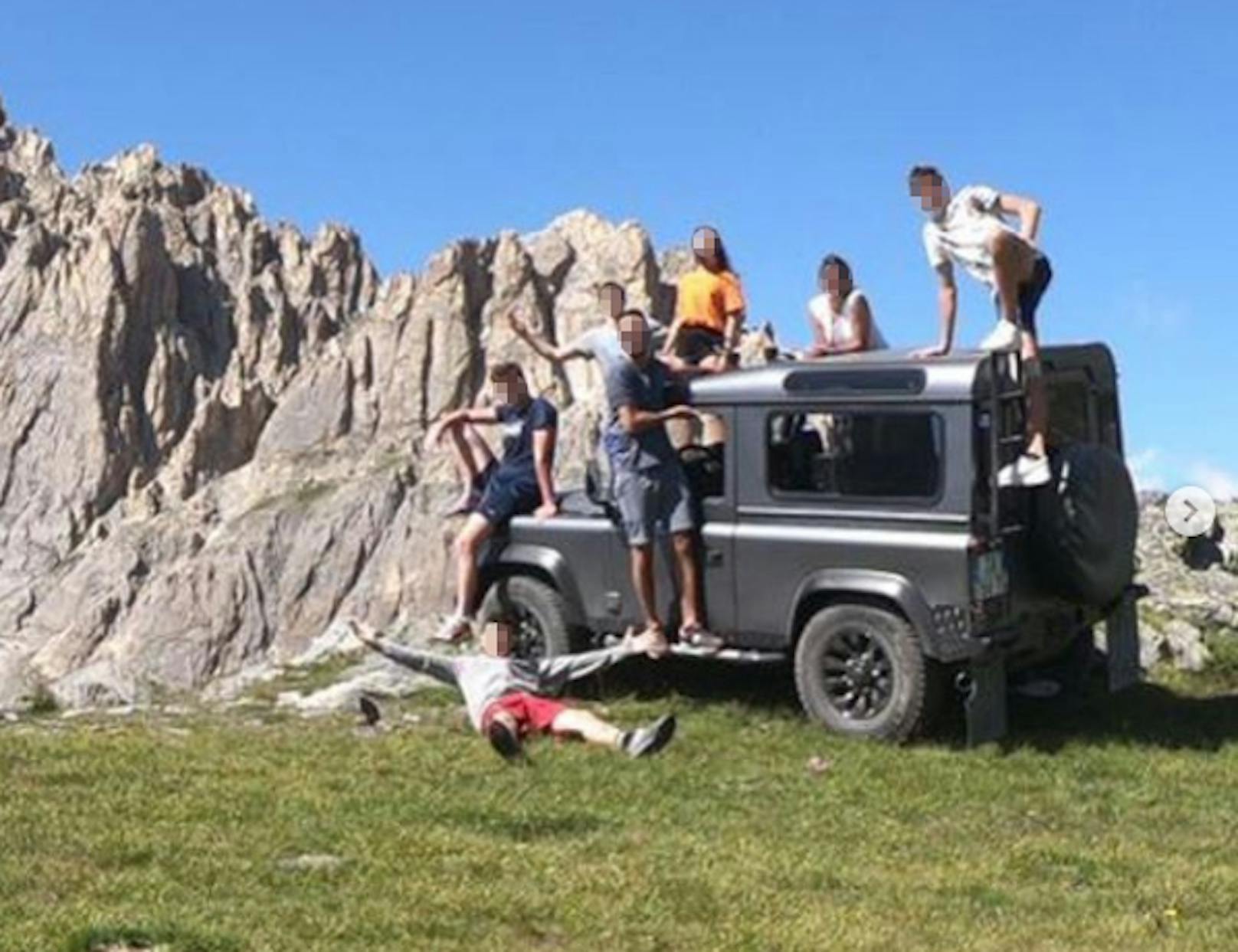 Die Gruppe am Unfallfahrzeug bei ihrem Castelmagno-Urlaub 2019.