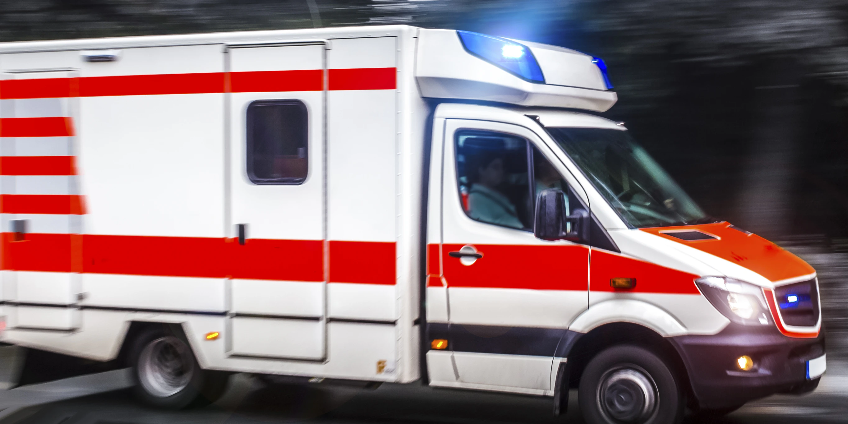 Ein Rettungswagen mit Blaulicht im Einsatz