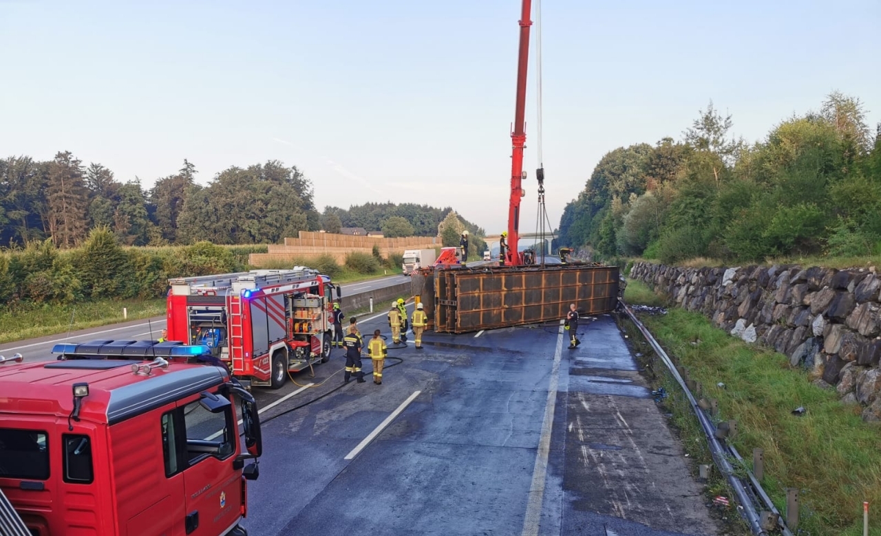 Westautobahn Nach Unfall Gesperrt - Sperre Bis Mittag | Heute.at