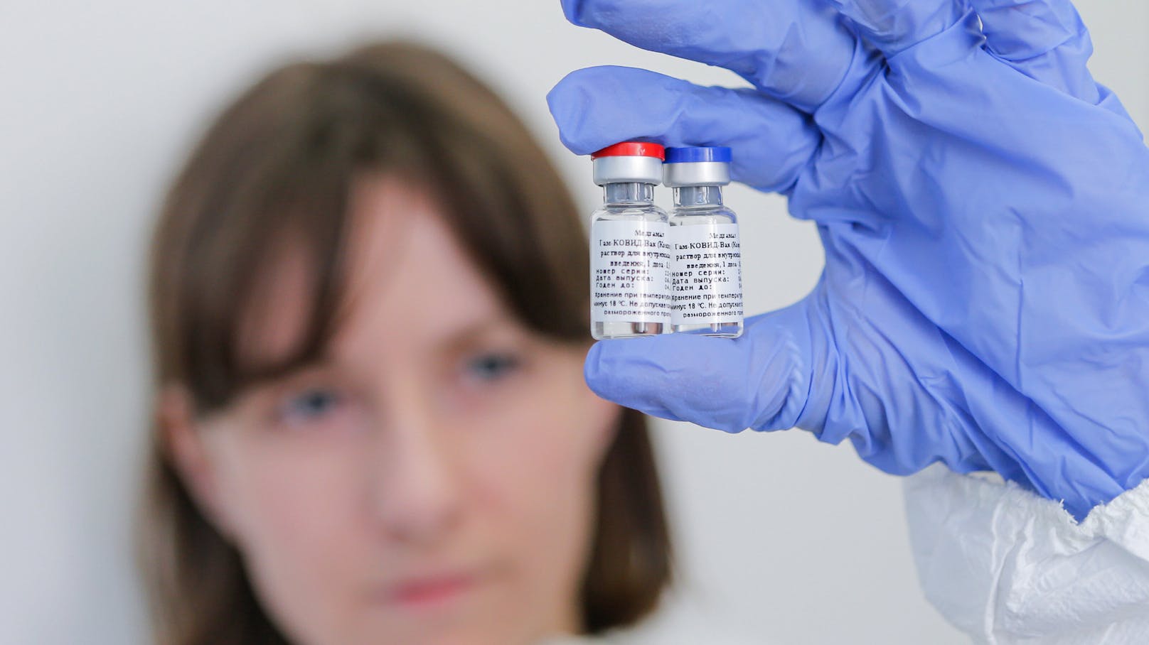 Eine Forscherin präsentiert den russischen Corona-Impfstoff. Das Bild wurde vom Russian Direct Investment Fund (RDIF) zur Verfügung gestellt