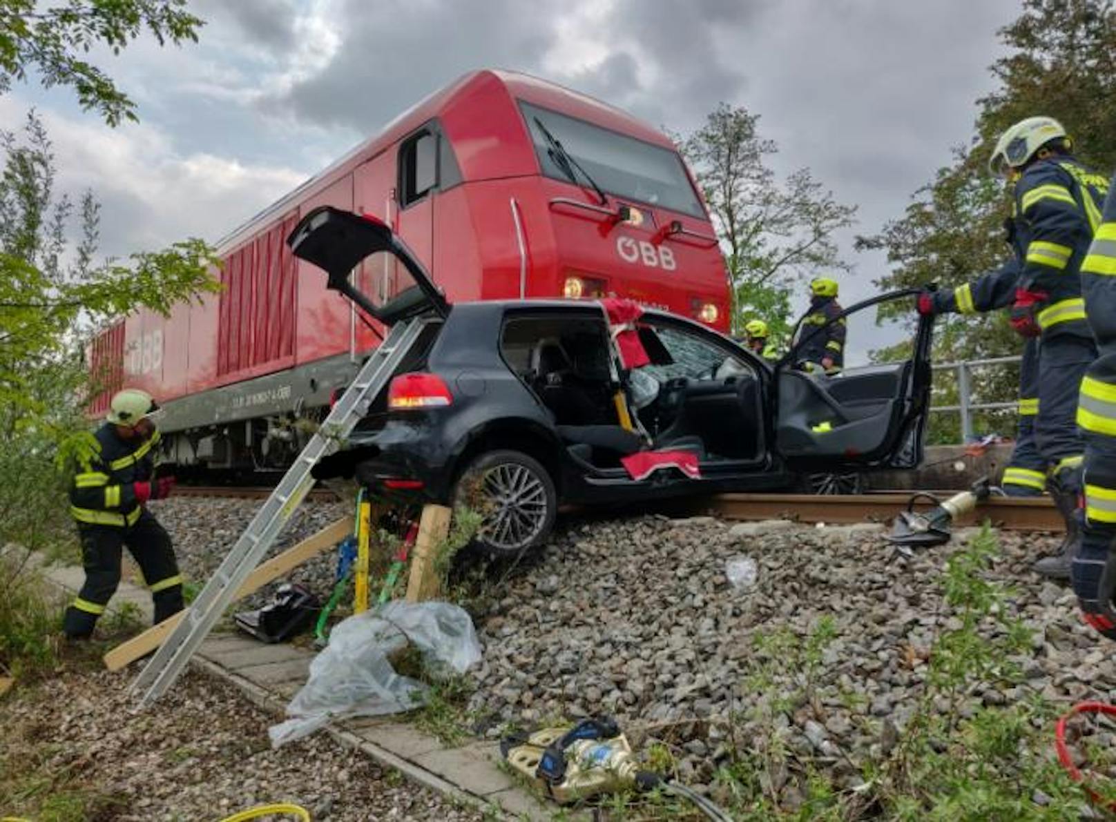 Schwerer Unfall: Das Auto von Nadine und der Zug