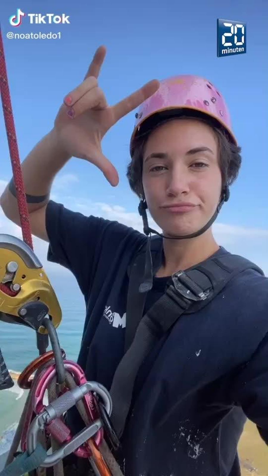Die 22-jährige Noa Toledo ist Fensterputzerin in Tel Aviv.