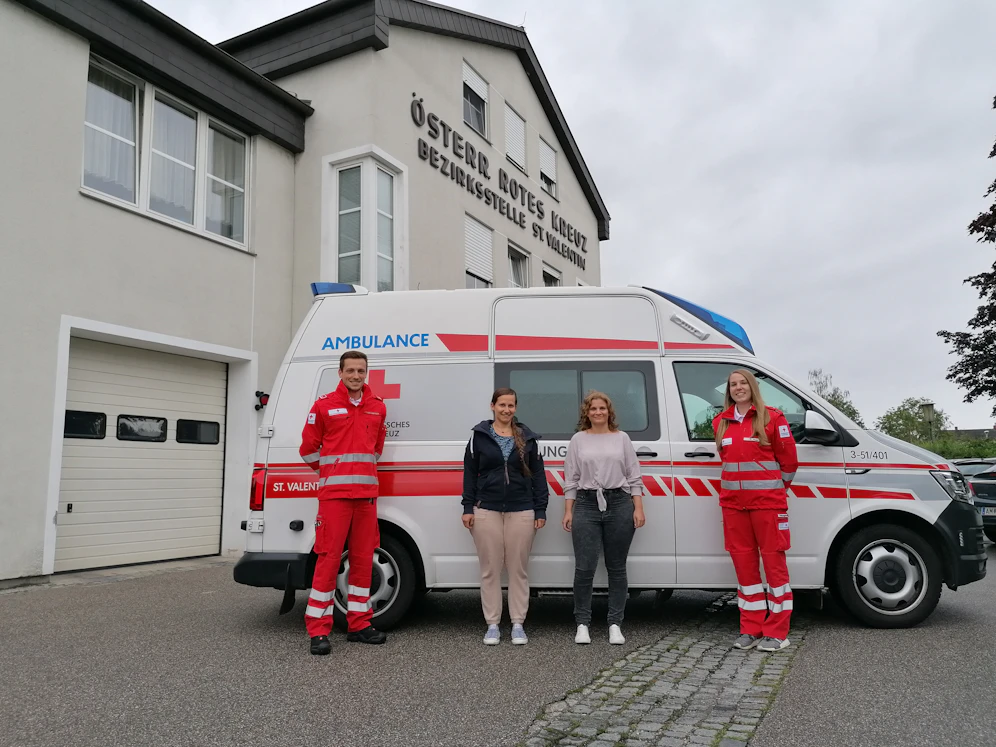 Fabian, Tanja, Nadine und Juliane (v. l.) vor dem Rettungswagen, der damals als erstes Rettungsmittel am Einsatzort eintraf. 
