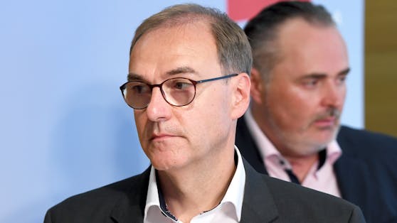 Der neue SPÖ-Landesrat Leonhard Schneemann, im Hintergrund Landeshauptmann Doskozil.