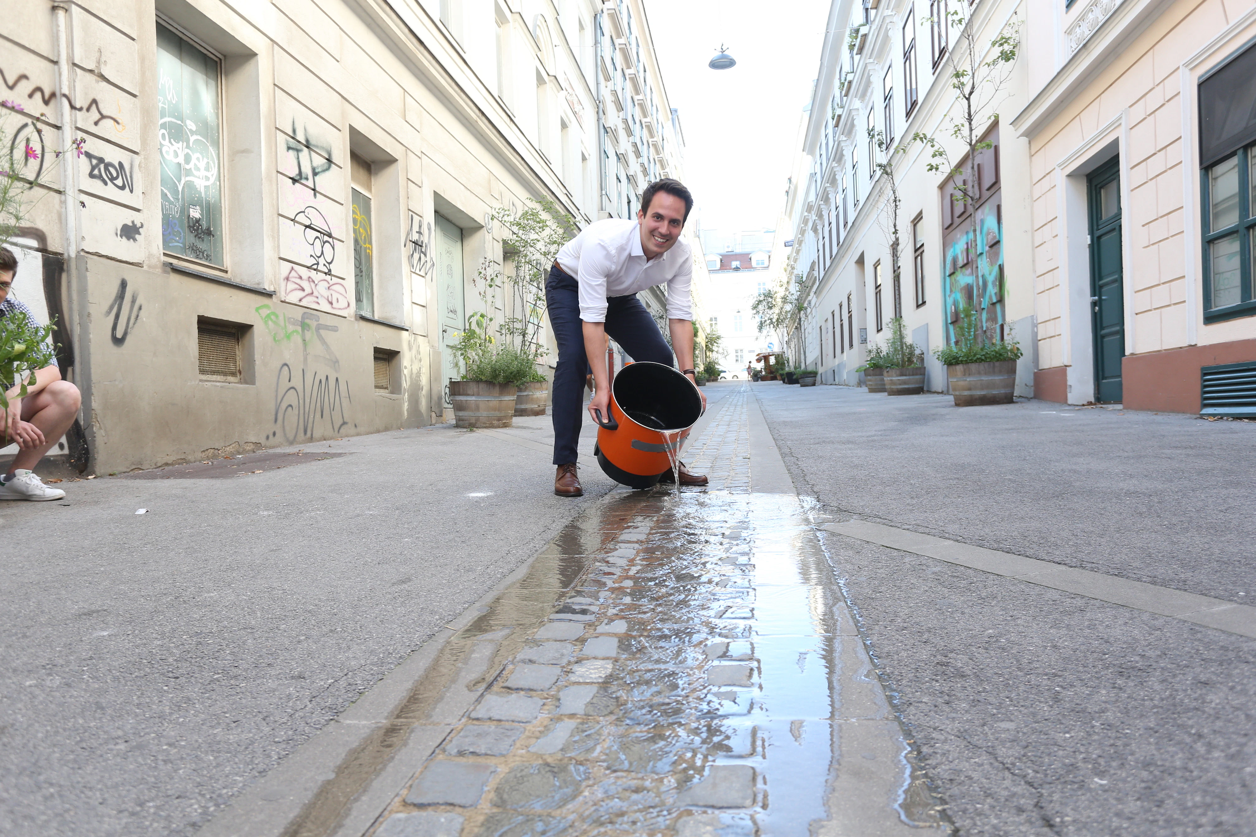 Beim Medientermin musste Neos-Chef Christoph Wiederkehr noch tricksen, bis 2025 soll in der&nbsp;Myrthengasse Wasserrinnen für Abkühlung sorgen.