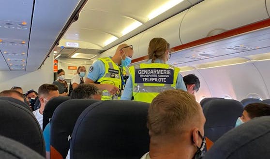 Flugpassagiere mussten warten, bis Maskenverweigerer abgeführt wurde.