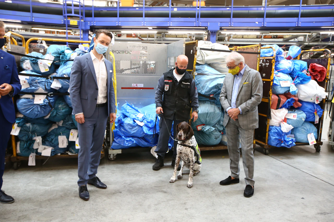 Heute.at - Spürhunde erschnüffeln Drogen-Post