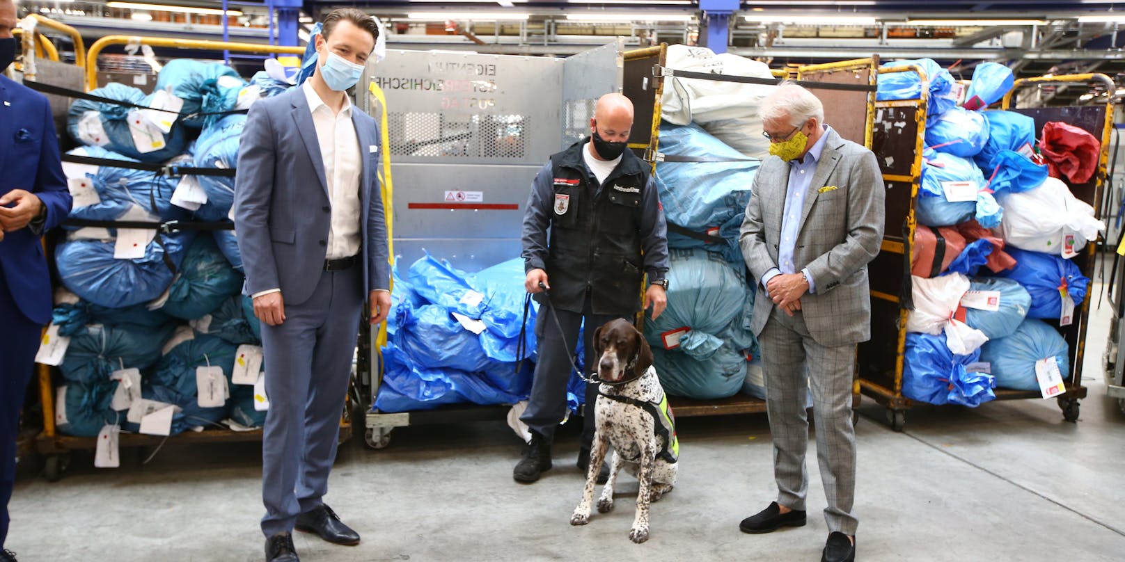 Blümel und Post-Chef Georg Pölzl mit Hund "Vito"