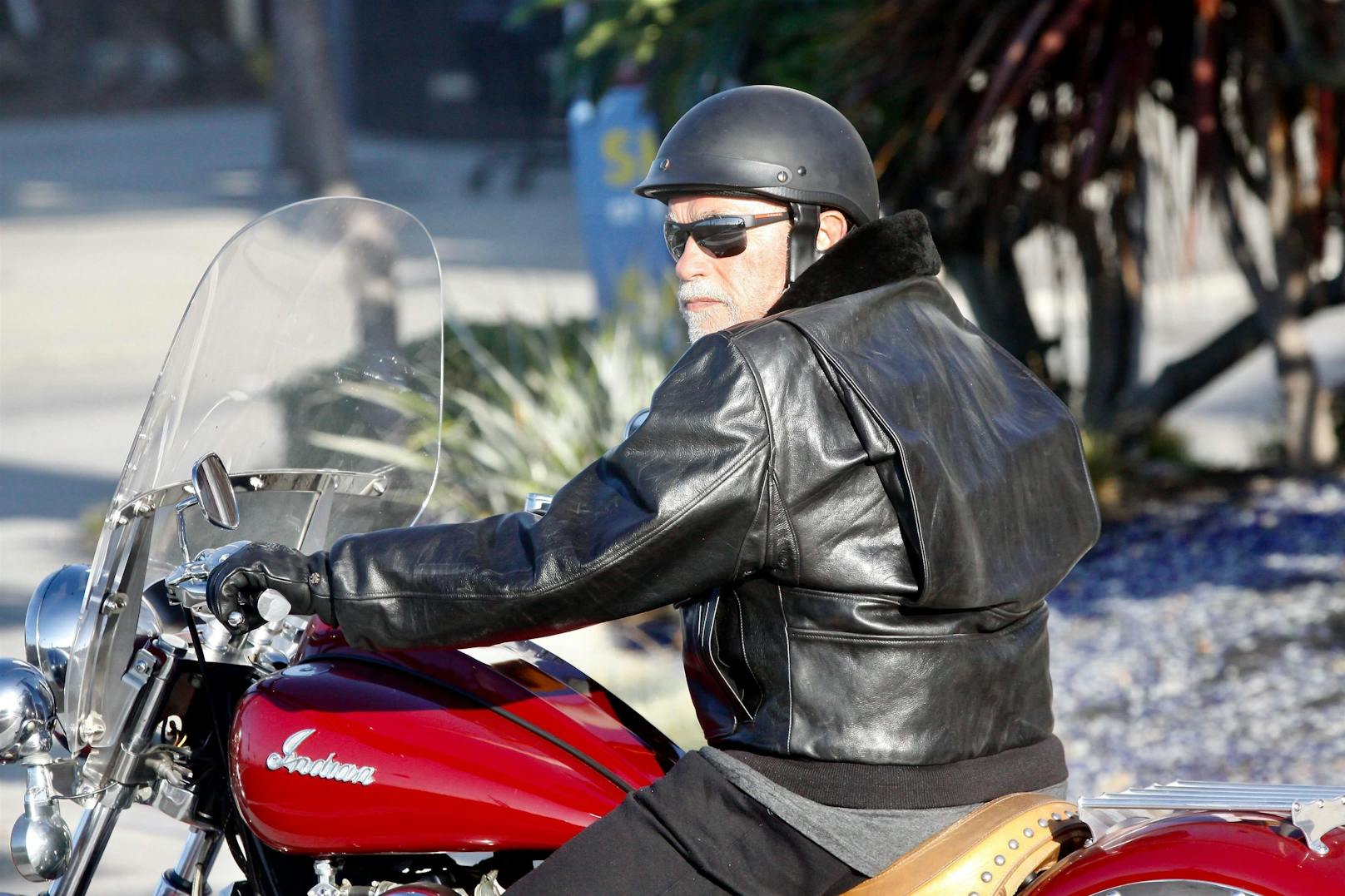 Arnold Schwarzenegger düst mit seiner Harley zu seiner neugeborenen Enkelin.