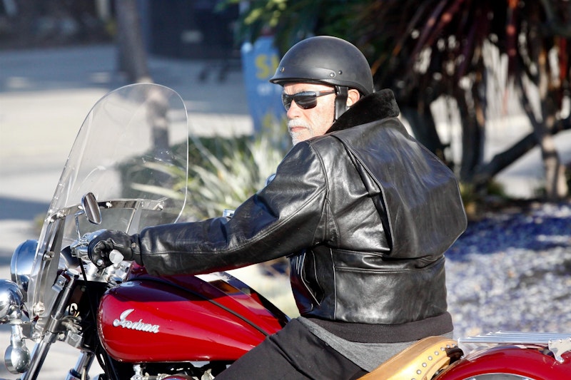 Arnold Schwarzenegger düst mit seiner Indian zu seiner neugeborenen Enkelin.