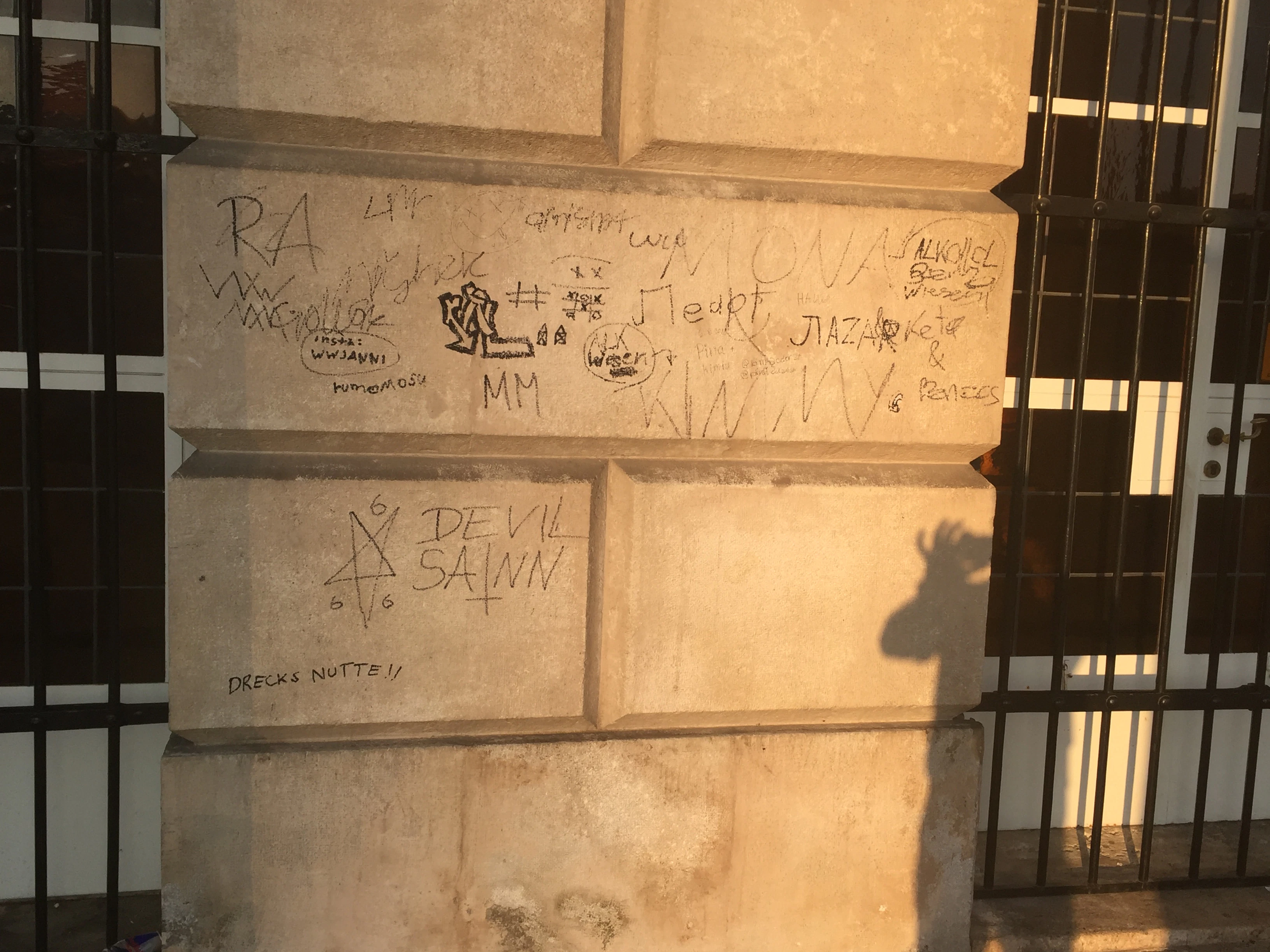 Nicht nur zurückgelassene Bierdosen und Weinflaschen, auch beschmierte Wände von historischen Gebäuden sorgen bei der Burghauptmannschaft für Ärger.