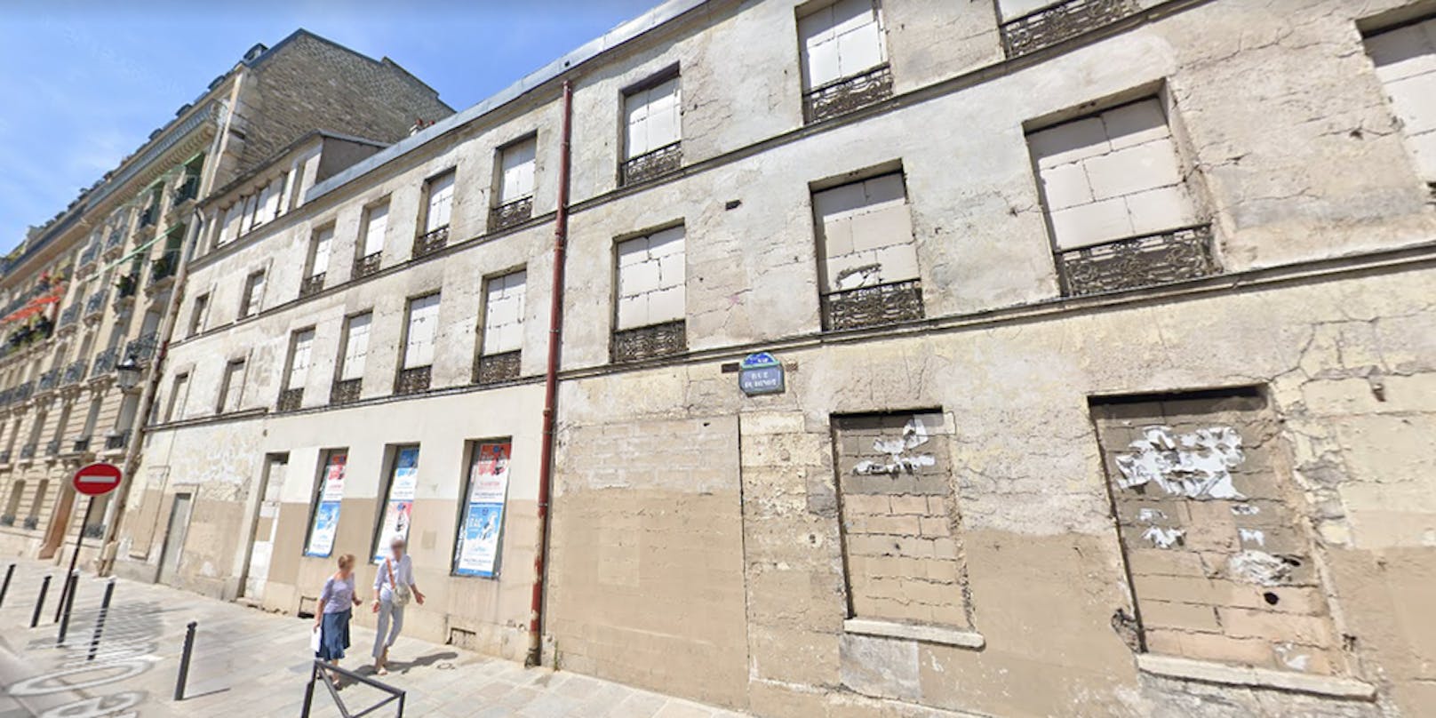 Die ummauerte Immobilie in der Pariser Rue Oudinot 12, in dem die Leiche gefunden wurde.