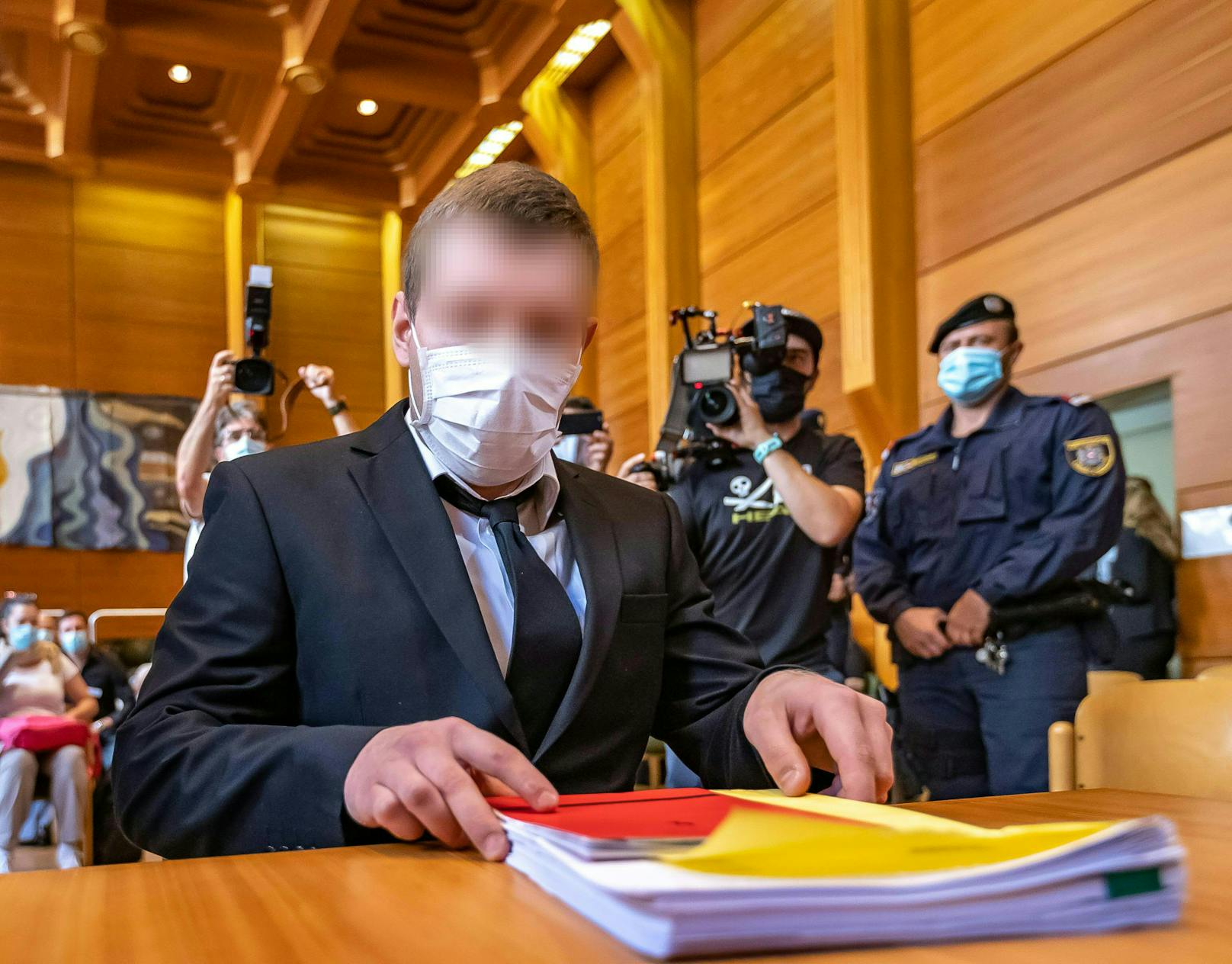 Nach dem Fünffachmord in Kitzbühel hat am Mittwoch am Landesgericht Innsbruck der Prozess gegen den 26-jährigen Angeklagten begonnen.