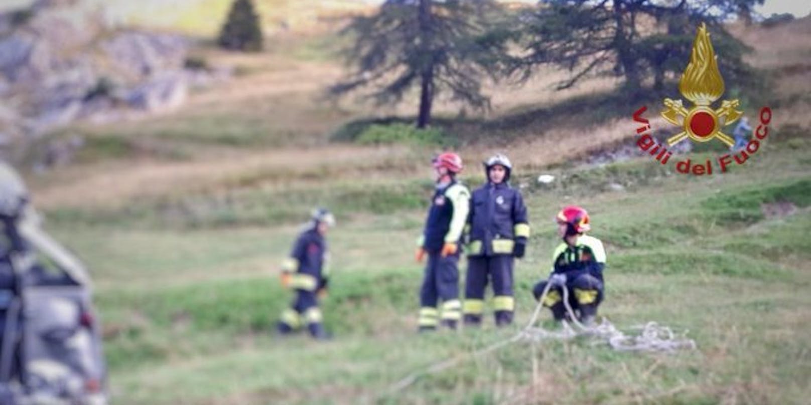 Das erste Foto: Die Rettungskräfte am Unfallort Castelmagno im Piemont (Cuneo/Italien)