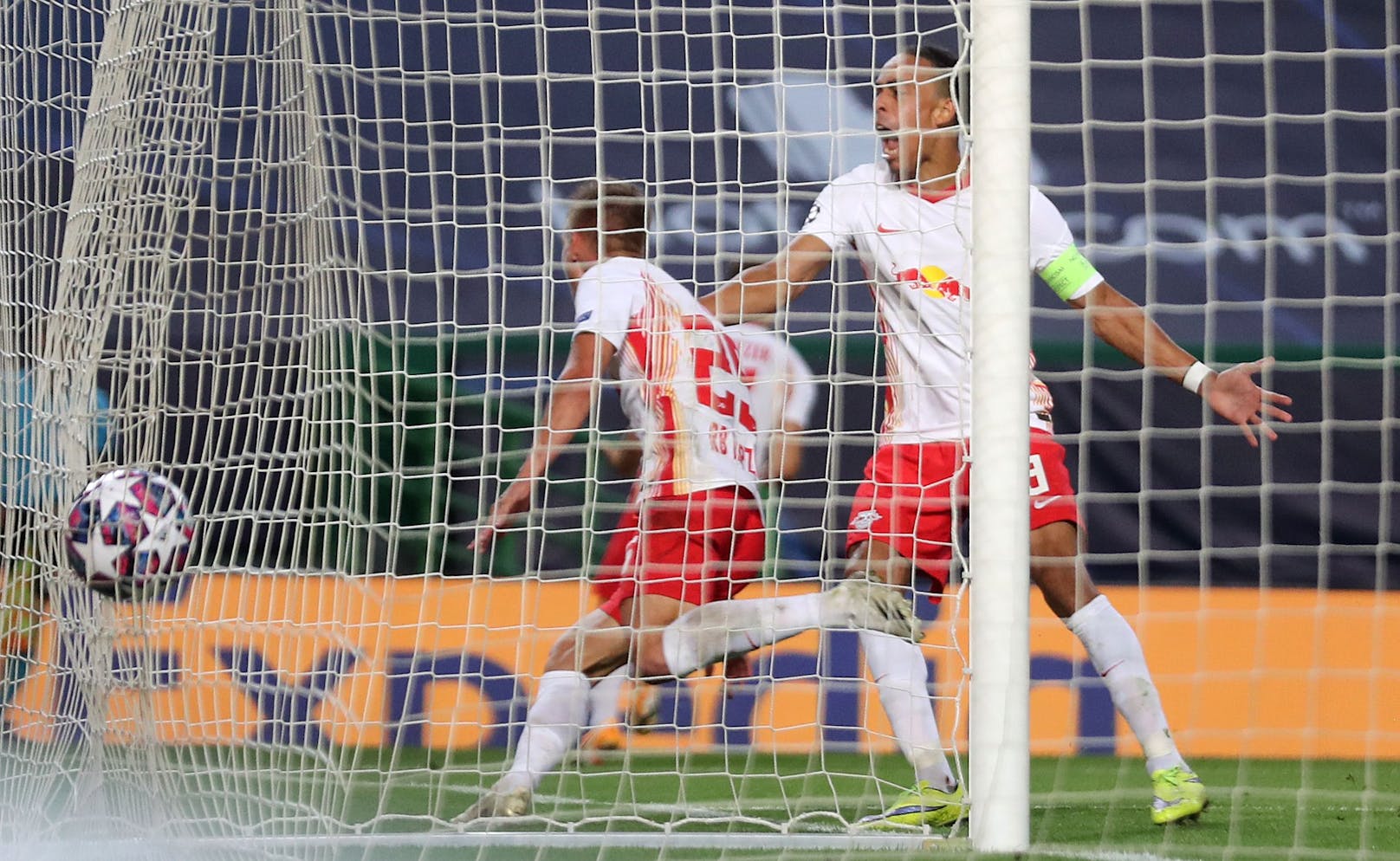 Dani Olmo bringt RB Leipzig per Kopf in Führung. 