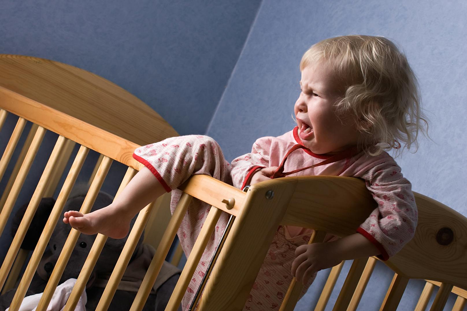 Wenn Kinder abends nicht einschlafen wollen, kann das mehrere Ursachen haben.