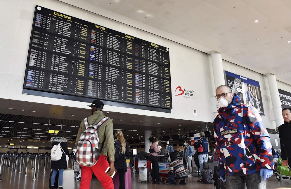 Reisende zu Corona-Zeiten am Brüsseler Flughafen.