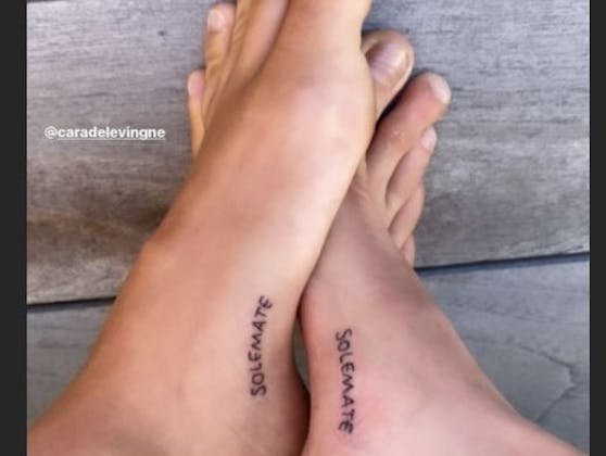 Cara Delevingne und Freundin Kaia Gerber bezeichnen sich als "solemate" und haben sich ein ungewöhnliches Fuß-Tattoo stechen lassen.