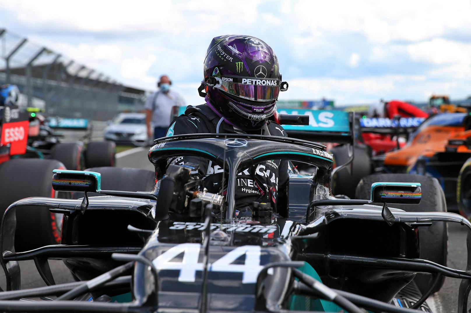 Lewis Hamilton stichelt gegen die Formel-1-Bosse.