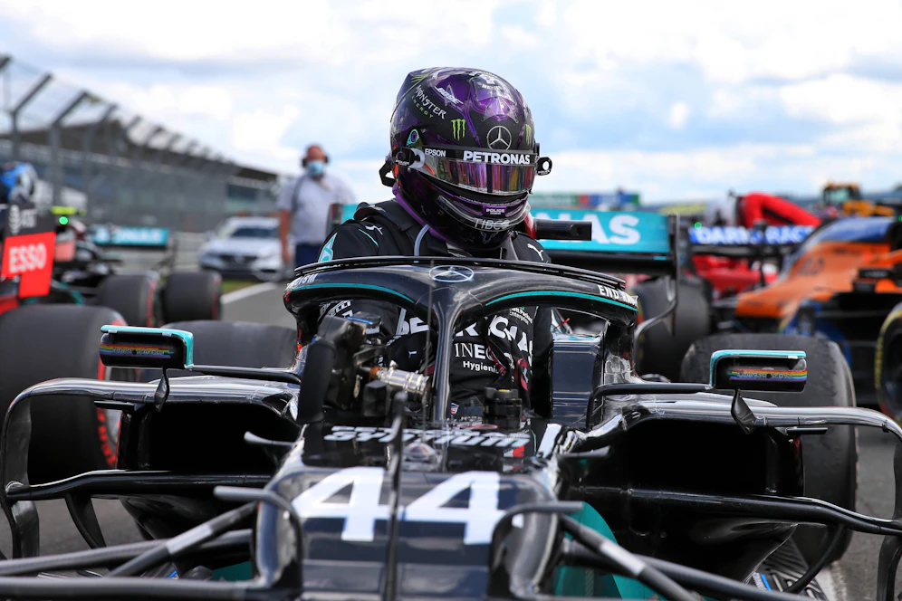 Lewis Hamilton stichelt gegen die Formel-1-Bosse.