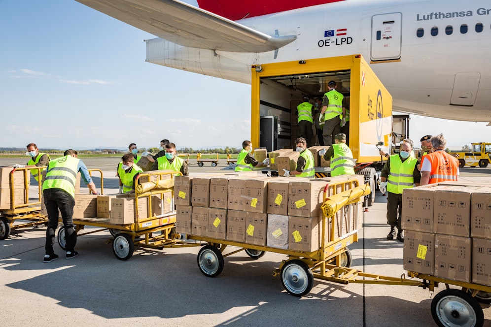 Tonnenweise wurde Schutzbekleidung gekauft, um 70 Millionen Euro.