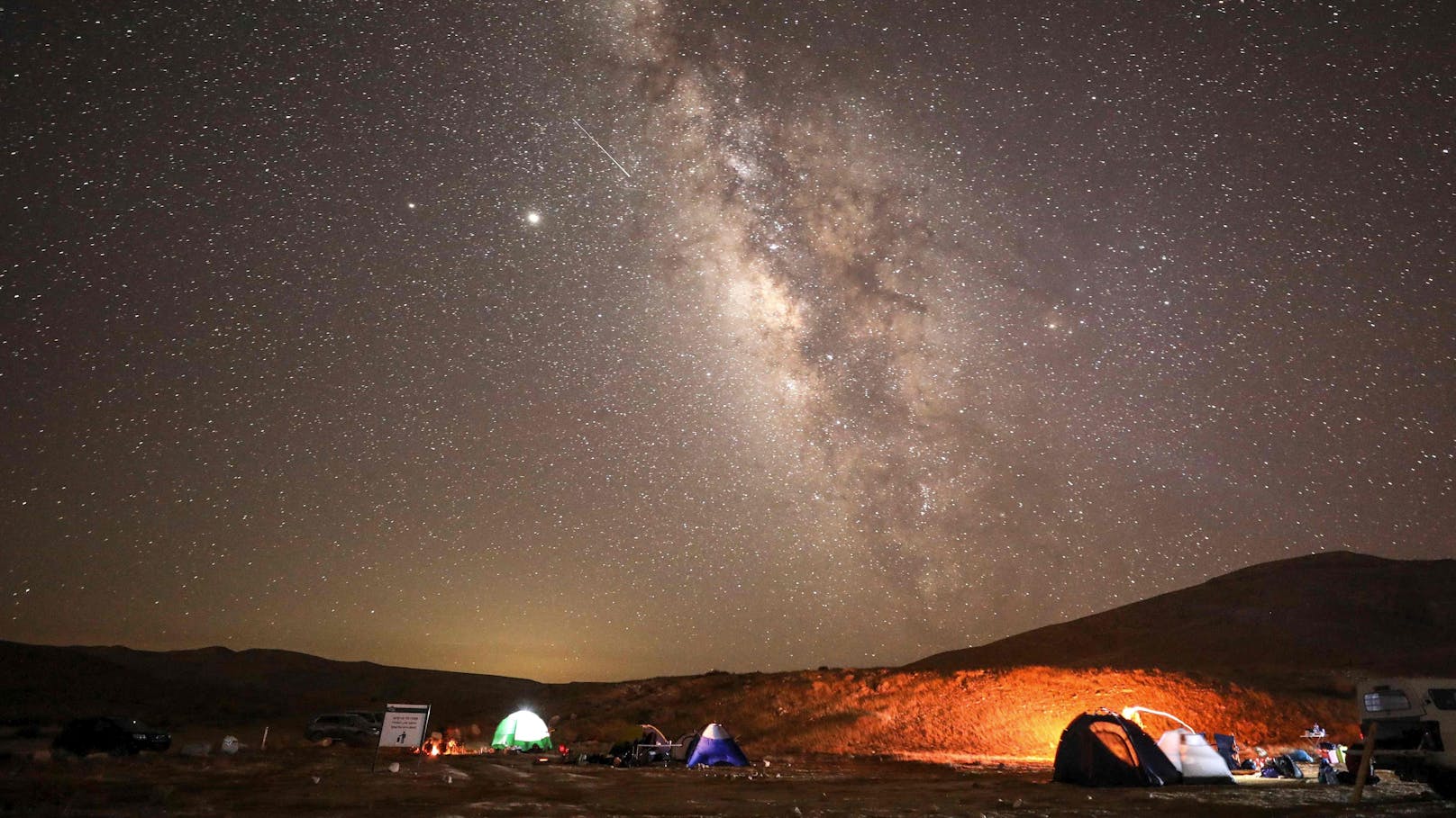 Eine Sternschnuppe zischt vor der Milchstraße am Himmel über der israelischen Kleinstadt Mitzpe Ramon vorbei (11. August 2020)