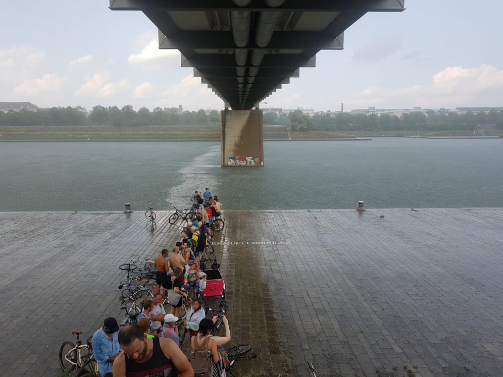 Zahlreiche Menschen wurden vom Platzregen vollkommen überrascht.
