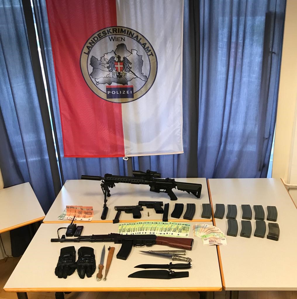 Bei den sechs Festgenommenen wurden Mobiltelefone, diverse Gas- und Schreckschusswaffen sowie 5.000 Euro in Bargeld sichergestellt (Archivfoto der Polizei-Razzia gegen Sittenwächter - datiert vom&nbsp; 10.09.2020)