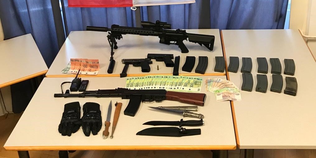 Bei den sechs Festgenommenen wurden Mobiltelefone, diverse Gas- und Schreckschusswaffen sowie 5.000 Euro in Bargeld sichergestellt