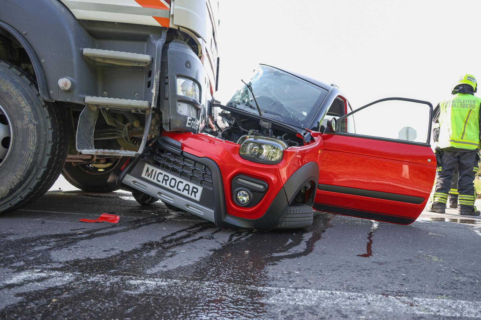 Bei einem schweren Unfall wurde ein Mopedauto von einem Lkw gerammt und dabei regelrecht zweigeteilt.