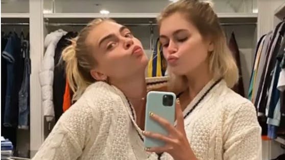 Die beiden Modelschönheiten Cara Delevingne (li.) und Kaia Gerber teilen sich nicht nur gerne Taylor Swifts Pulli, sondern auch eine schräge Tattoo-Liebe.