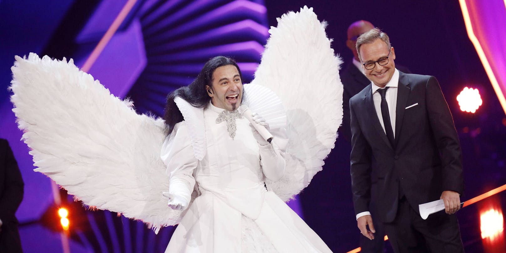 Geglückte Demaskierung: Komiker <strong>Bülent Ceylan</strong> versteckte sich 2019 hinter dem Weißen Engel und wird im kommenden Herbst in die <em>"Masked Singer"</em>-Jury flattern.