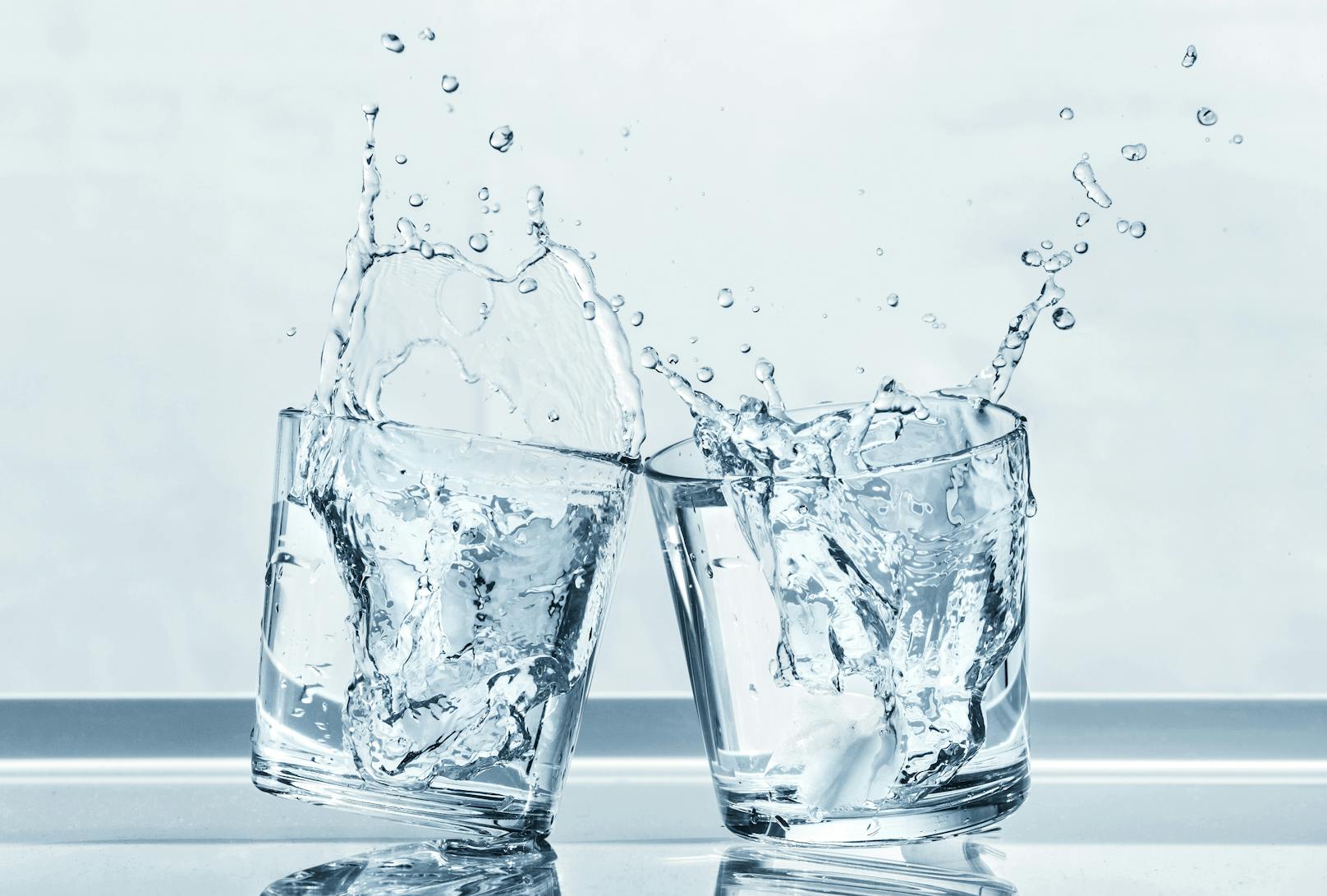 <strong>2. Wasser trinken!</strong> Wenn du genug trinkst – mindestens zwei Liter Wasser am Tag – ist dein Wasserhaushalt ausgeglichener und die Schweißproduktion geringer. Und wenn du weniger schwitzt, dann gibt es auch weniger Schweißflecken.