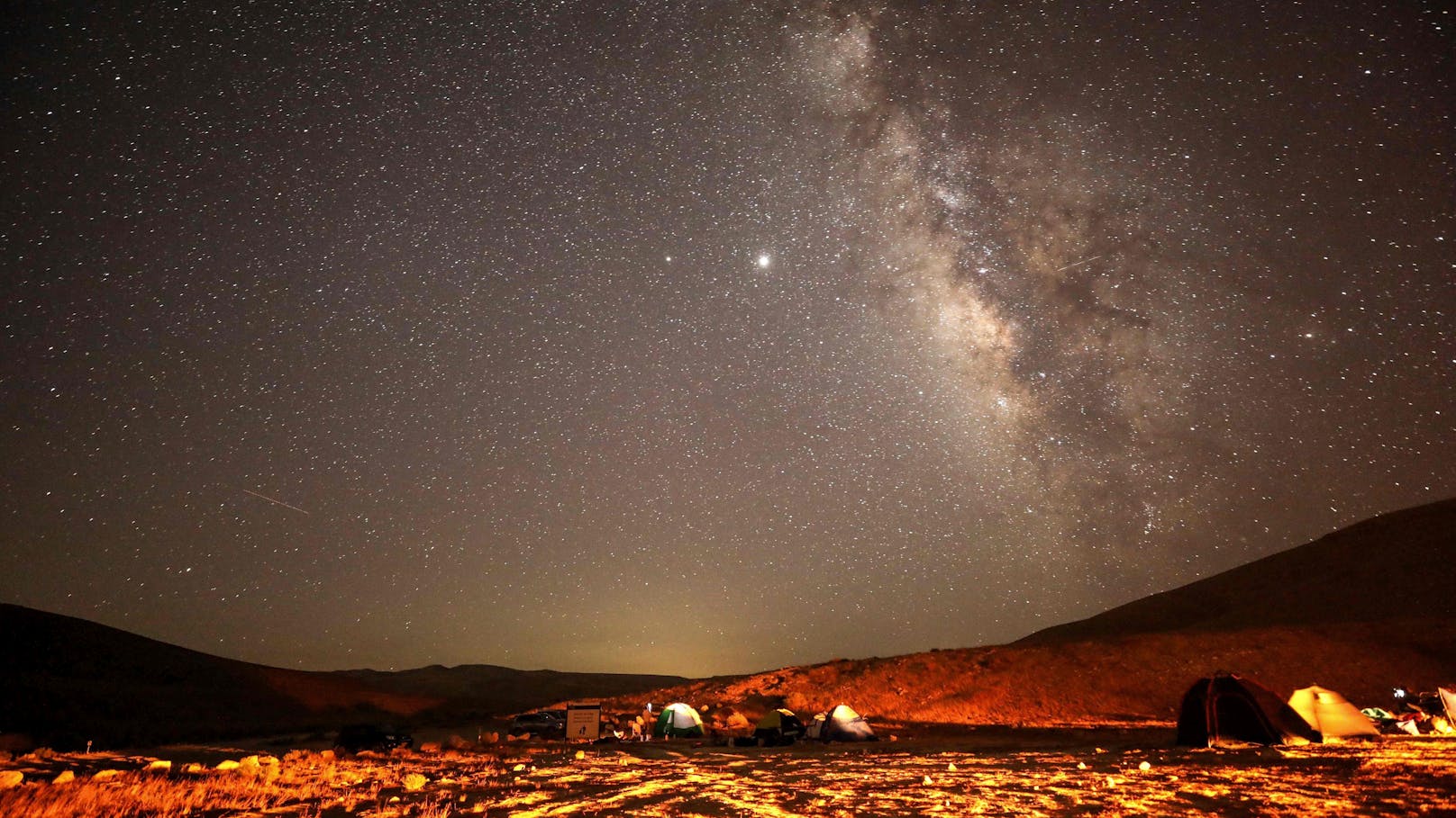 Die Milchstraße am Himmel über der israelischen Kleinstadt Mitzpe Ramon (11. August 2020)