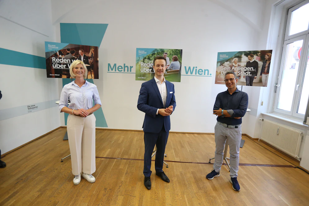 ÖVP-Chef Gernot Blümel mit Landesgeschäftsführerin Bernadette Arnoldner und Peter L. Eppinger, 