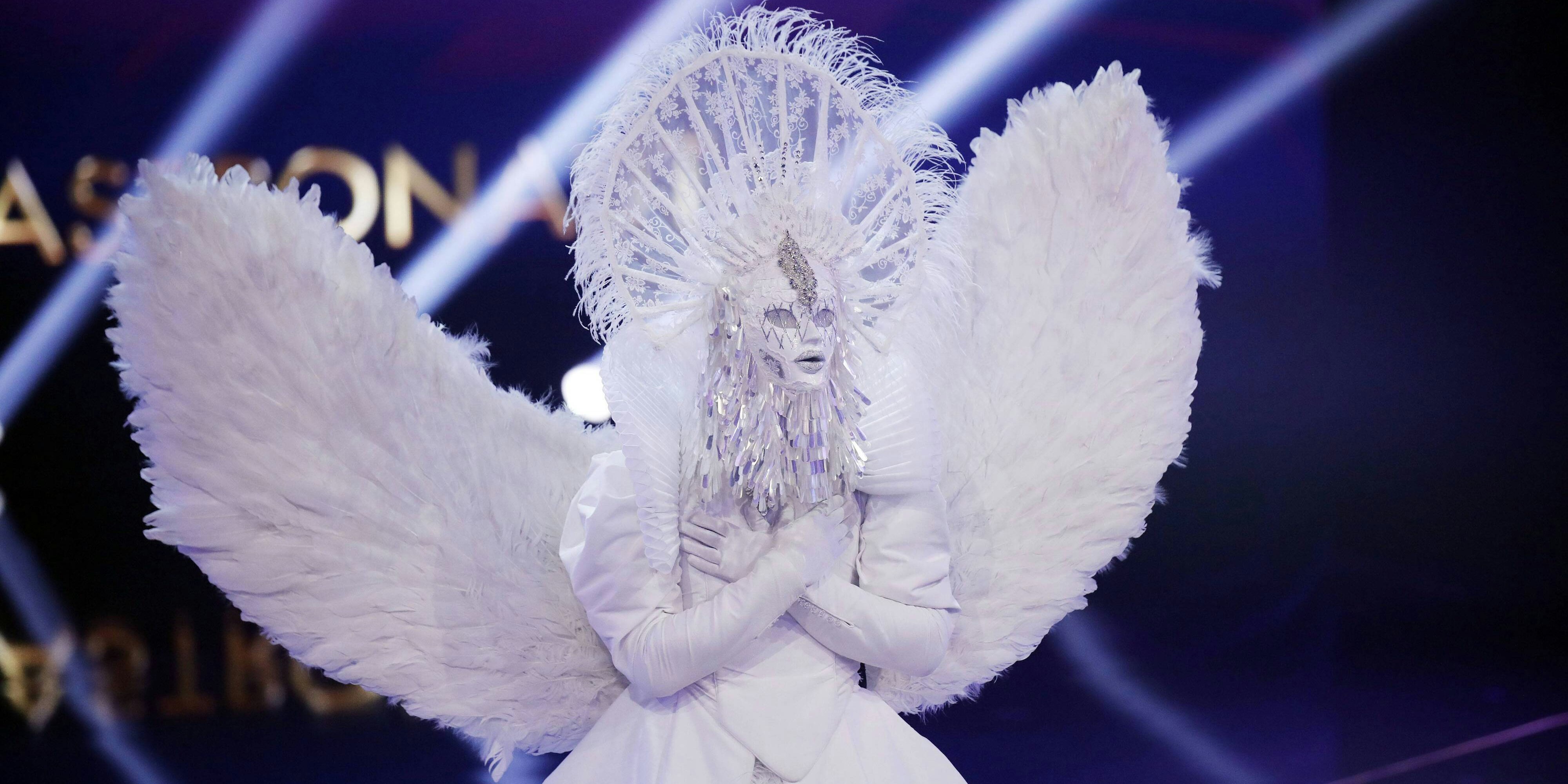 Die <em>"Masked Singer"</em>-Jury rätselte, welcher Promi 2019 hinter dieser strahlend weißen Engels-Maske steckte.