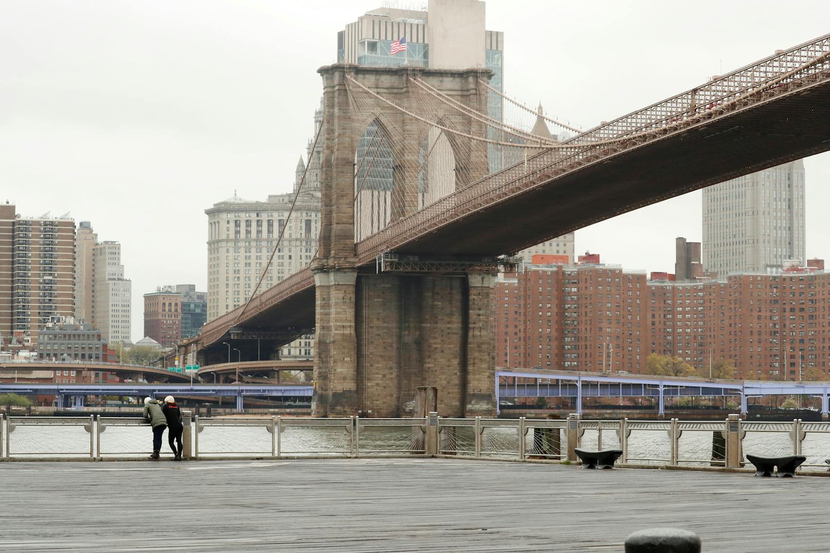 Die Brooklyn Bridge überspannt den East River in New York und verbindet die Stadtteile Manhatten und Brooklyn.